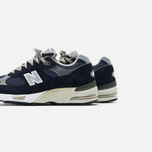 Load image into Gallery viewer, New Balance 991 - Navy / White