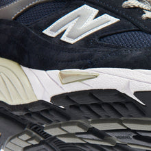 Load image into Gallery viewer, New Balance 991 - Navy / White