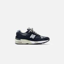 Load image into Gallery viewer, New Balance 991 - Navy / White